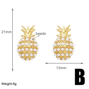Detailed size measurement of pineapple earrings featuring golden metal and white pearls