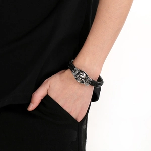 Bracelet en cuir tressé pour homme avec breloque crâne vintage et détail de chaîne