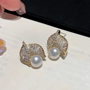 Leaf Shape Artificial Pearl Stud Earrings Cubic Zirconia Shiny Gold Plated Alloy Elegant Jewelry Women Silver Earring Post