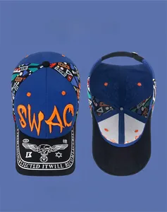 Détail de la broderie SWAG et de l'imprimé crâne sur une casquette de baseball bleu marine