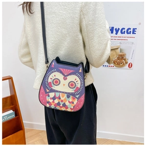 Détail du sac bandoulière hibou créatif en cuir PU violet avec chaîne métallique sur modèle