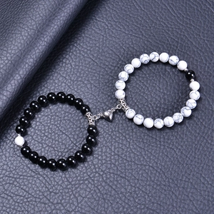 Détail du fermoir magnétique en cœur sur bracelets de couple en turquoise et pierre