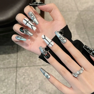 Faux ongles Coffin Y2K gothiques avec étoiles 3D, croix et anneaux argentés