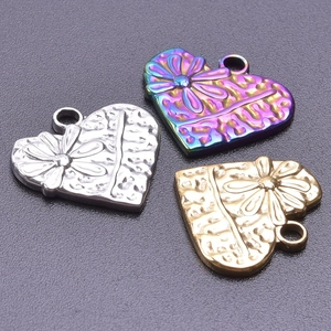 Gros plan détaillé de pendentifs en forme de cœur en argent or et multicolore