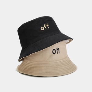 Lot de deux bobs en coton noir et beige avec broderie 'ON' et 'OFF' pour le soleil