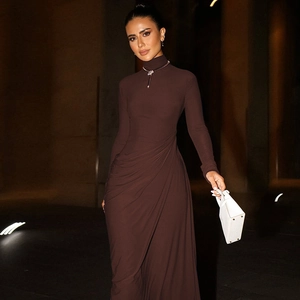 Détail d'une robe marron foncé élégante avec fronces latérales et coupe ajustée