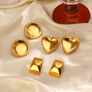 Orecchini geometrici placcati oro 18K a forma di cuore, tondi e quadrati sulla seta