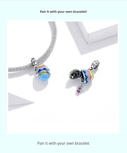 Détail du charm œuf ouvrant en argent avec émail coloré et cœur pour bracelet