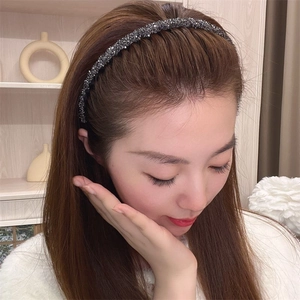 Close-up of a sparkling dark grey non-slip headband with teeth worn by a model
