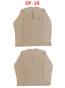 Détail d'un t-shirt Henley beige à manches longues avec col à trois boutons et poche poitrine