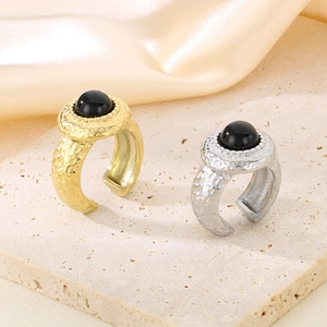 Détails de bagues vintage en acier martelé avec incrustation de perles noires en or et argent
