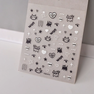 Vue détaillée des autocollants à ongles 3D chat noir et blanc avec motifs de cœur
