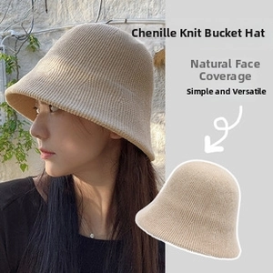 Textura de punto detallada del sombrero de pescador de chenilla beige suave y cálido