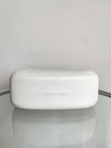 Gros plan du sac de plage blanc en EVA avec texture cuir et finitions de couture fines