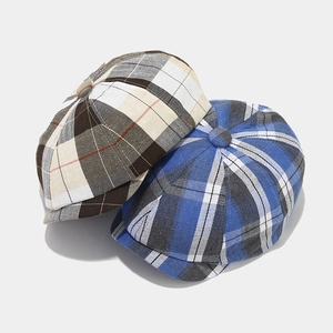 Cappelli classici newsboy con motivi a scacchi blu e beige per uomo e donna