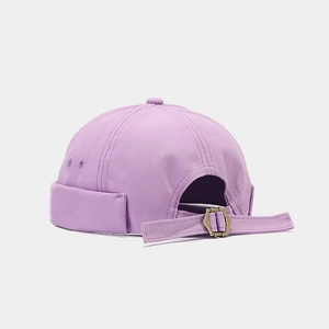 Vue détaillée de la sangle réglable et de la boucle d'un bonnet docker vintage violet