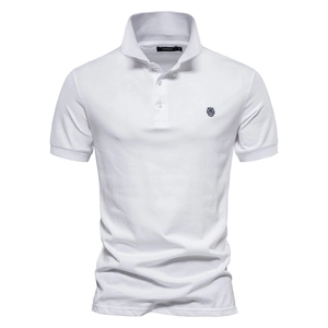 Détail d'un polo en coton blanc montrant l'étiquette du col et la broderie sur la poitrine