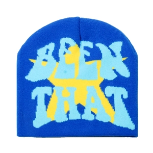 Gros plan du bonnet en tricot avec motif étoile bleue et texte BEEN THAT brodé