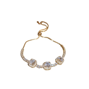 Bracelet ajustable plaqué or exquis avec trois pièces centrales en zircone cubique