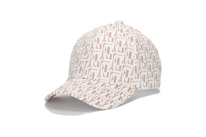 Détails de la broderie et des coutures sur cette casquette de baseball beige de mode