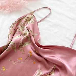 Ensemble pyjama en satin rose avec imprimé botanique et fines bretelles spaghetti