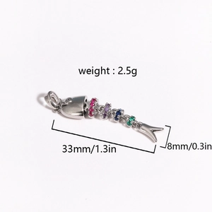 Pendentif arête de poisson articulé avec pierres colorées et dimensions précises