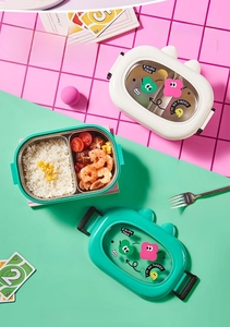 Detailed view of dual-grid 304 stainless steel lunch box with transparent lid and food