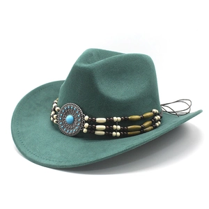 Détail d'un chapeau de cowboy vert foncé avec ruban ethnique perlé et médaillon turquoise