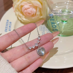 Elegant silver heart necklace with zircon pendant and iridescent gemstone for women