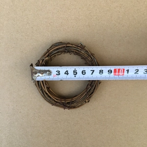 Nahaufnahme eines 10 cm Natur-Rebenkranzes mit Maßband für DIY-Dekorationen