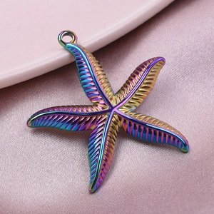 Pendentif étoile de mer arc-en-ciel en acier inoxydable 304 sur tissu de satin rose
