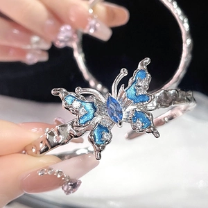 Bracciale aperto in argento con farfalla in smalto blu e piccoli diamanti