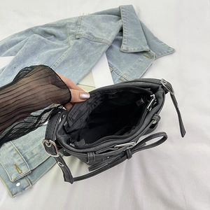 Sac seau noir avec nœud montrant l'intérieur spacieux et la fermeture éclair métallique