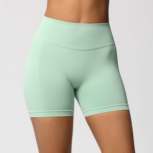 Gros plan du short de fitness sans couture vert menthe avec large taille haute côtelée