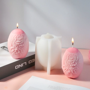 Detalle del molde de silicona para velas de rosa con vela de huevo floral rosa decorativa