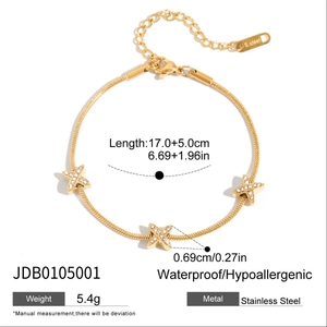 Dettaglio del bracciale in acciaio inossidabile 18K oro con tre pendenti a croce X e chiusura a moschettone