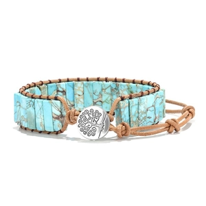 Dettaglio di bracciale bohémien con pietre dell'imperatore blu e bottone albero della vita