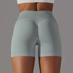 Dettaglio degli shorts da yoga a vita alta senza cuciture con design arricciato grigio