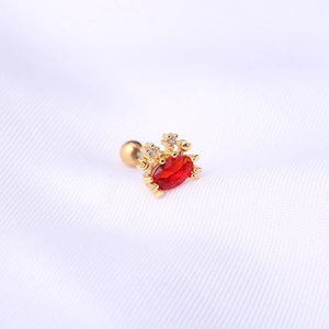 Vue détaillée d'un clou d'oreille crabe rouge avec placage doré et fermoir à boule vissée