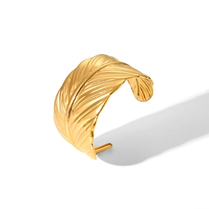 Elegante bracciale rigido aperto a forma di piuma dorata in acciaio al titanio con foglie