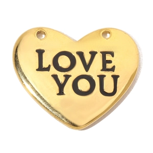 Macro del ciondolo a cuore dorato con incisione LOVE YOU e design a doppio foro