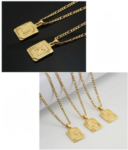 Détails de la chaîne Figaro en acier inoxydable doré 18K avec pendentifs rectangulaires