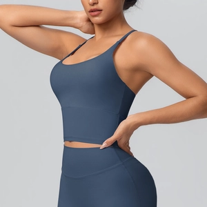 Détail du dos croisé d'une brassière de sport de yoga en nylon bleu gris compressif