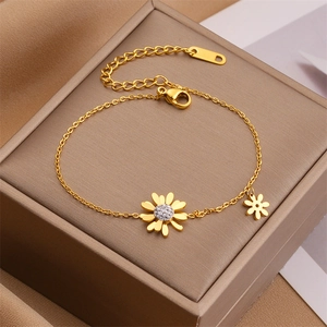 Daisy Flower Bracelet Titanium Steel Gold Plated With Sparkling Zirconia For Women Elegant Niche Design Adjustable