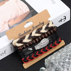 Détail du lot de bracelets en cuir multicouche avec cordes tressées, perles de bois et plume argent