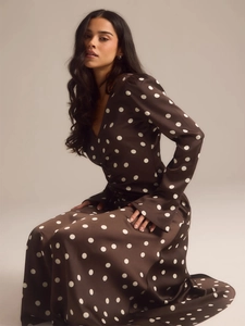 Vue détaillée d'une robe marron à pois avec décolleté en V et texture satinée élégante