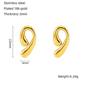 Dettaglio dimensioni 22mm x 4mm degli orecchini a goccia in acciaio placcato oro