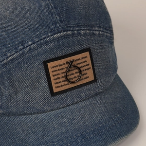 Vintage gewassen blauwe denim baseballpet met retro patch en metalen nummer 3 detail