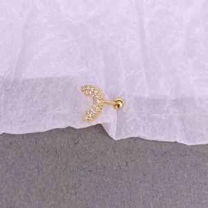 Vue macro de la boucle d'oreille lune dorée avec diamants pavés et fermoir à vis