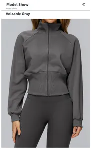 Detail der vulkangrauen Stehkragenjacke mit breitem Rippbund und passender Sporthose